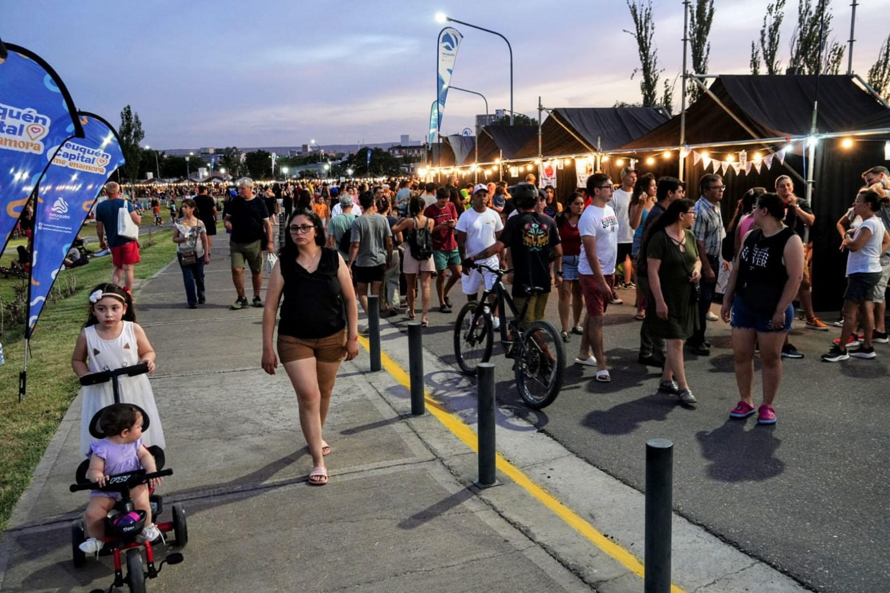 A qué hora empieza la feria más grande de Neuquén este domingo. Foto: Ceci Maletti. 