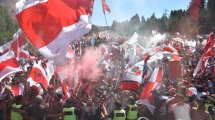 Imagen de River llegó a San Martín de los Andes y fue recibido por miles de hinchas