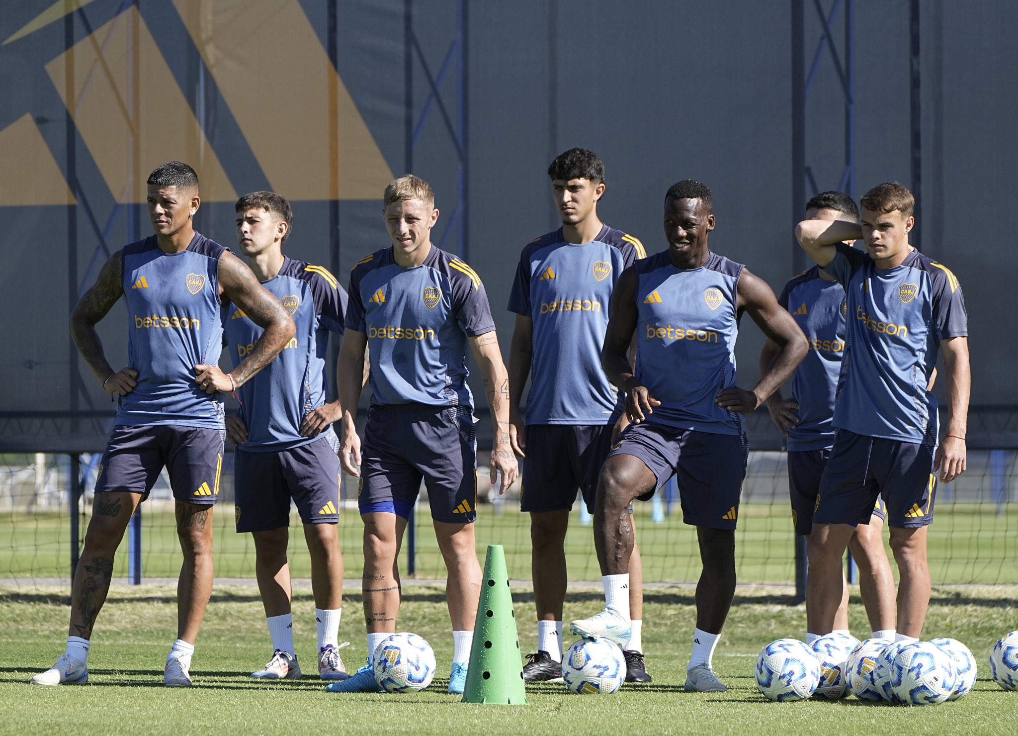 El plantel de Boca se entrena en la pretemporada y tendrá un rápido inicio de la competencia oficial (@BocaJrsOficial).
