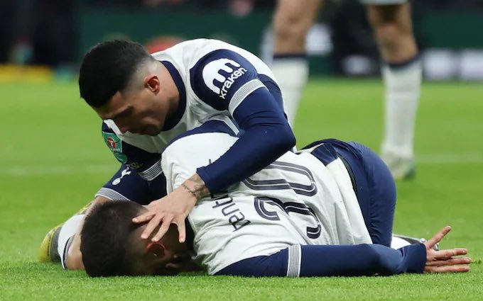 Bentancur fue retirado en camilla luego de una caída en el partido entre Tottenham y Liverpool.