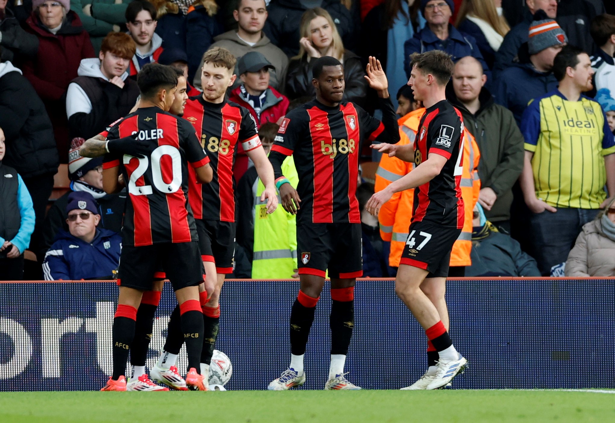 Julio Soler festeja uno de los cinco tantos de Bournemouth con sus nuevos compañeros.
