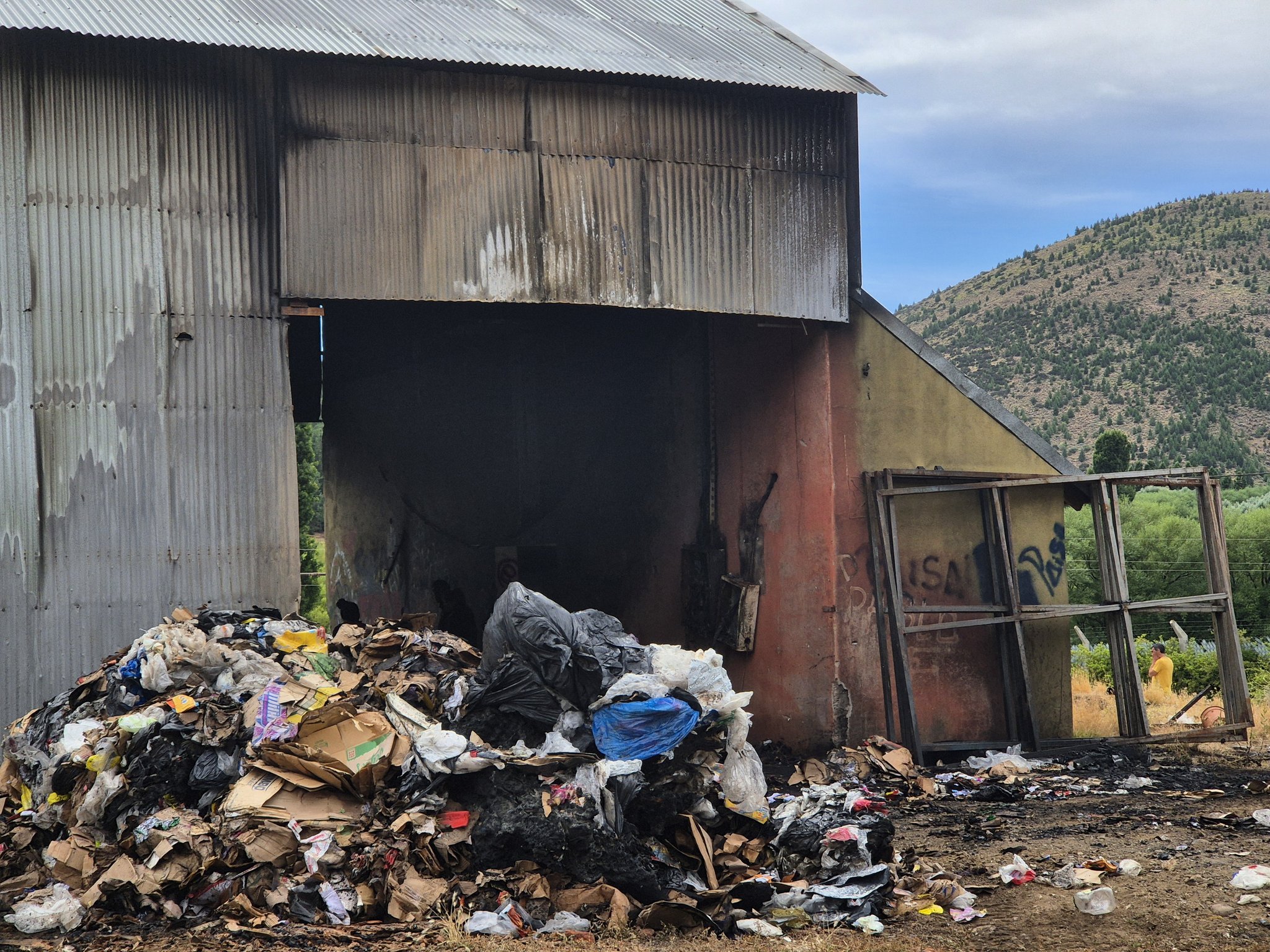 Hubo destrucción total en llanta de residuos de Aluminé (Foto: X Julieta Corroza)