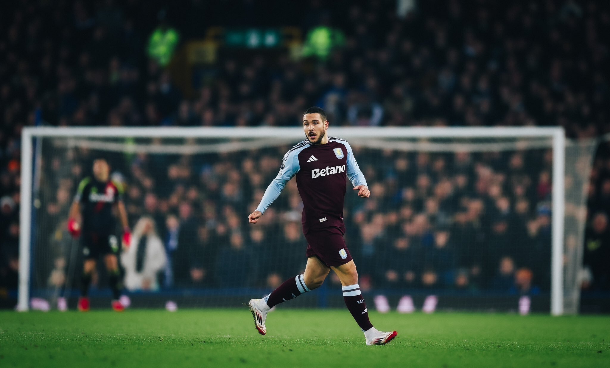 River habría consultado por la situación de Emiliano Buendia en el Aston Villa.