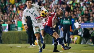 James Rodríguez fue víctima de una insólita agresión en México: el DT de Chivas le tiró una patada