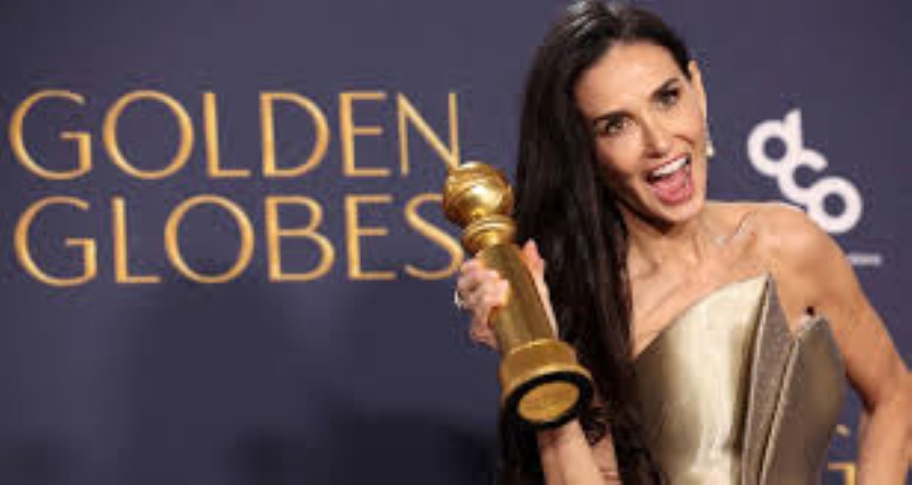 Demi Moore en los Globos de Oro 2025.