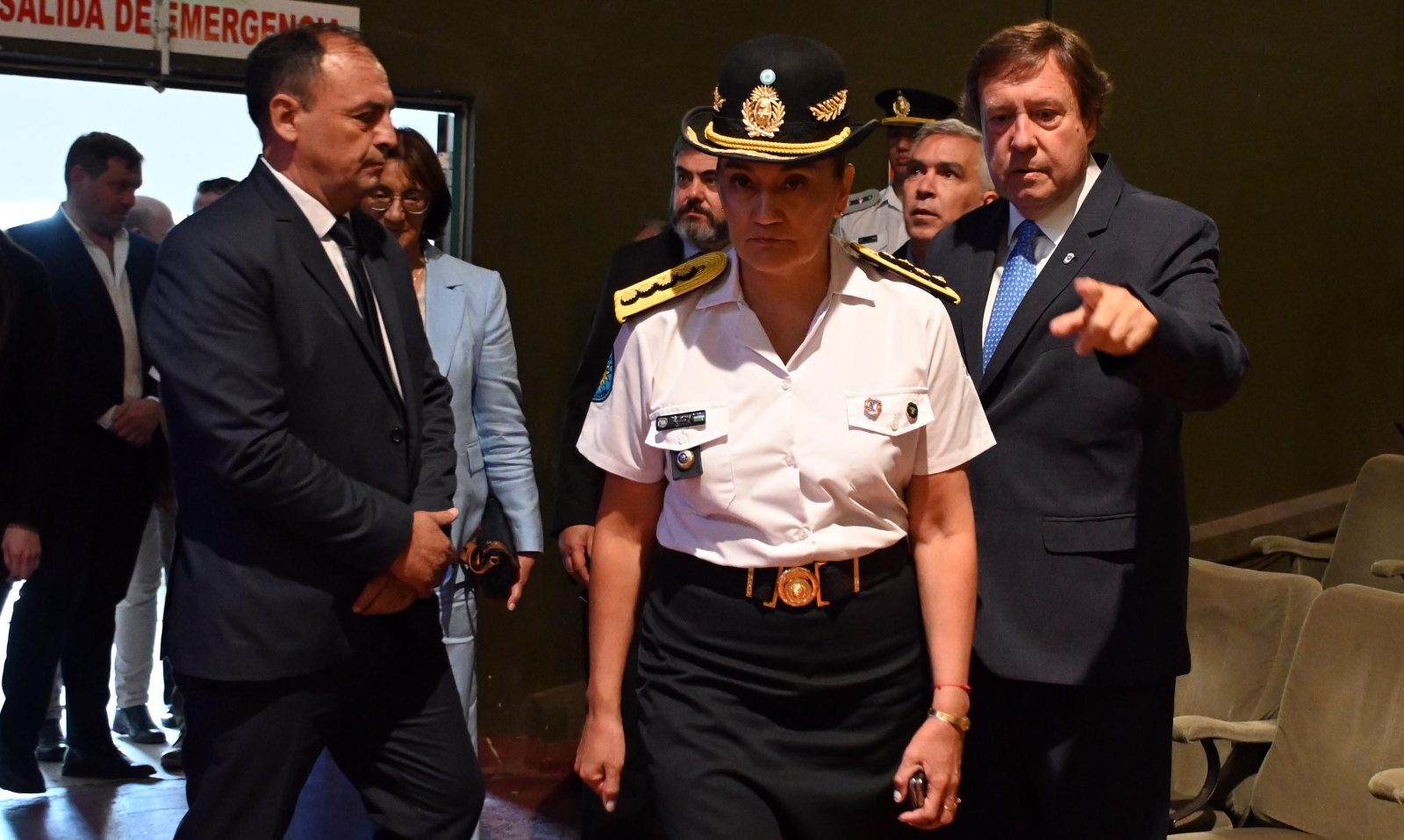 La ahora exjefa policial, Maricarmen Carrizo, en el último acto de egreso de agentes en Viedma, con Weretilneck y el ministro Jara, a fines de noviembre de 2024. Foto: Marcelo Ochoa