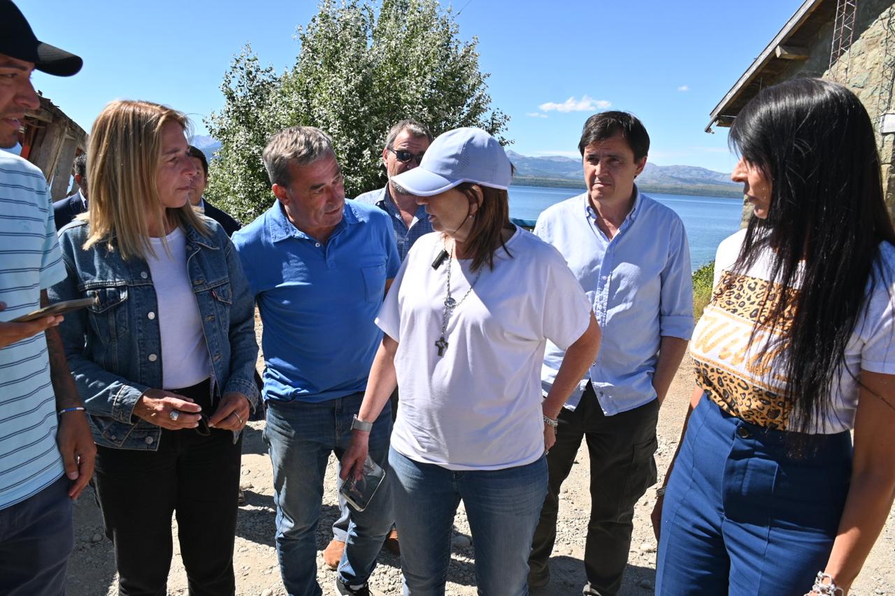 La ministra de Seguridad, Patricia Bullrich, repasó rápido con Diego Frutos (a la izq) las causas pendientes de desalojo en la región, al pisar Bariloche el jueves. Foto: Chino Leiva