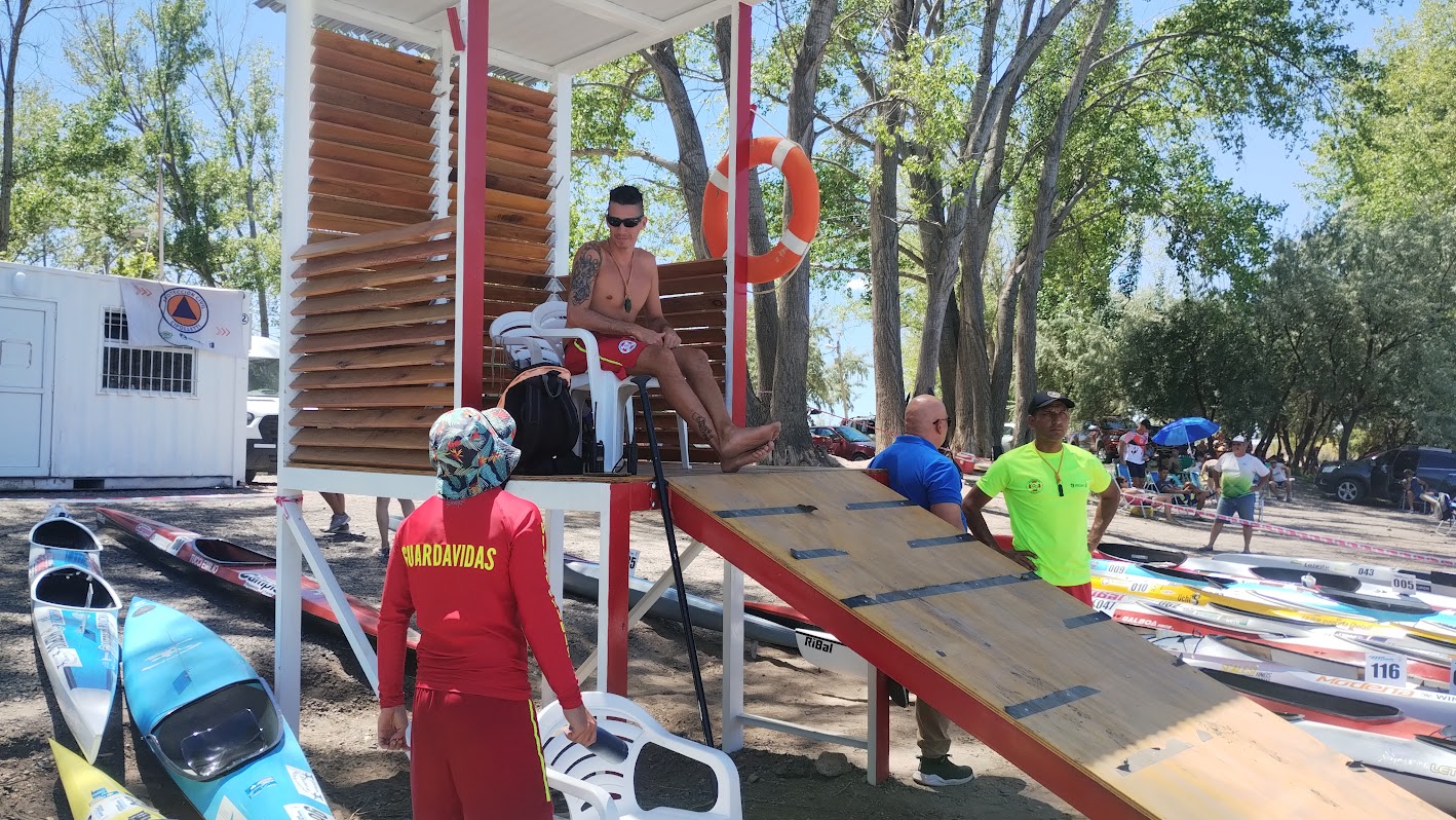 Desde este verano y después de muchos años, el Balneario de la Isla Jordán está apto para los bañistas y un cuerpo de guardavidas cuida de ellos.