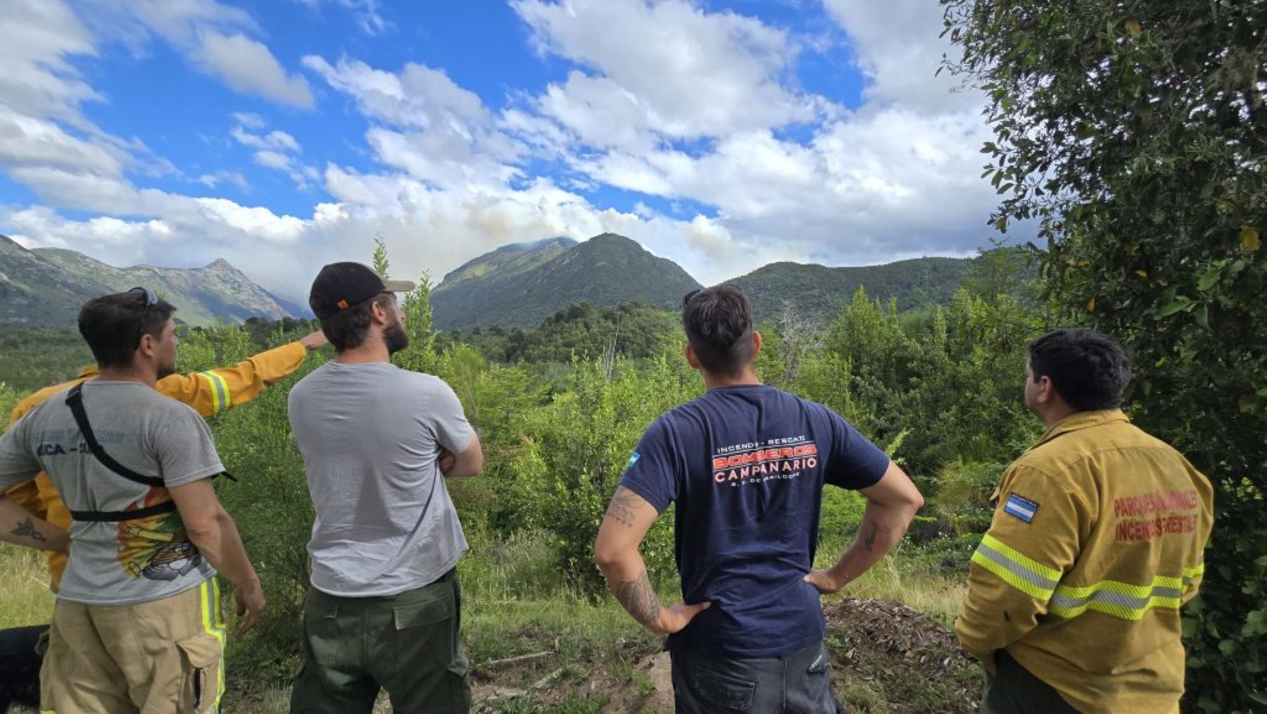 Continúa activo el incendio en Los Manzanos. 