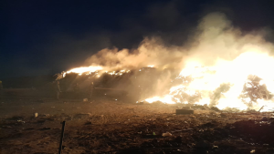 Nuevo incendio en el complejo ambiental de Neuquén: enojo en la meseta por barrios llenos de humo