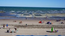 Imagen de En Las Grutas no se va a las playa «se baja»: y cada bajada es diferente, mirá cómo elegir la ideal