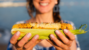 Verano 2025: comer un choclo en la playa de Mar del Plata cuesta el doble que en 2024