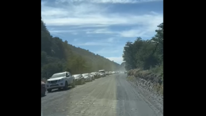 Video | Largas filas en el paso Mamuil Malal para cruzar de Neuquén a Chile: cerrará este domingo