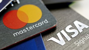 Visa y Mastercard devolverán dinero a sus clientes: quiénes recibirán el reembolso