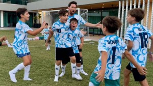 Lionel Messi jugó al fútbol en el mismo equipo que sus hijos y salió campeón