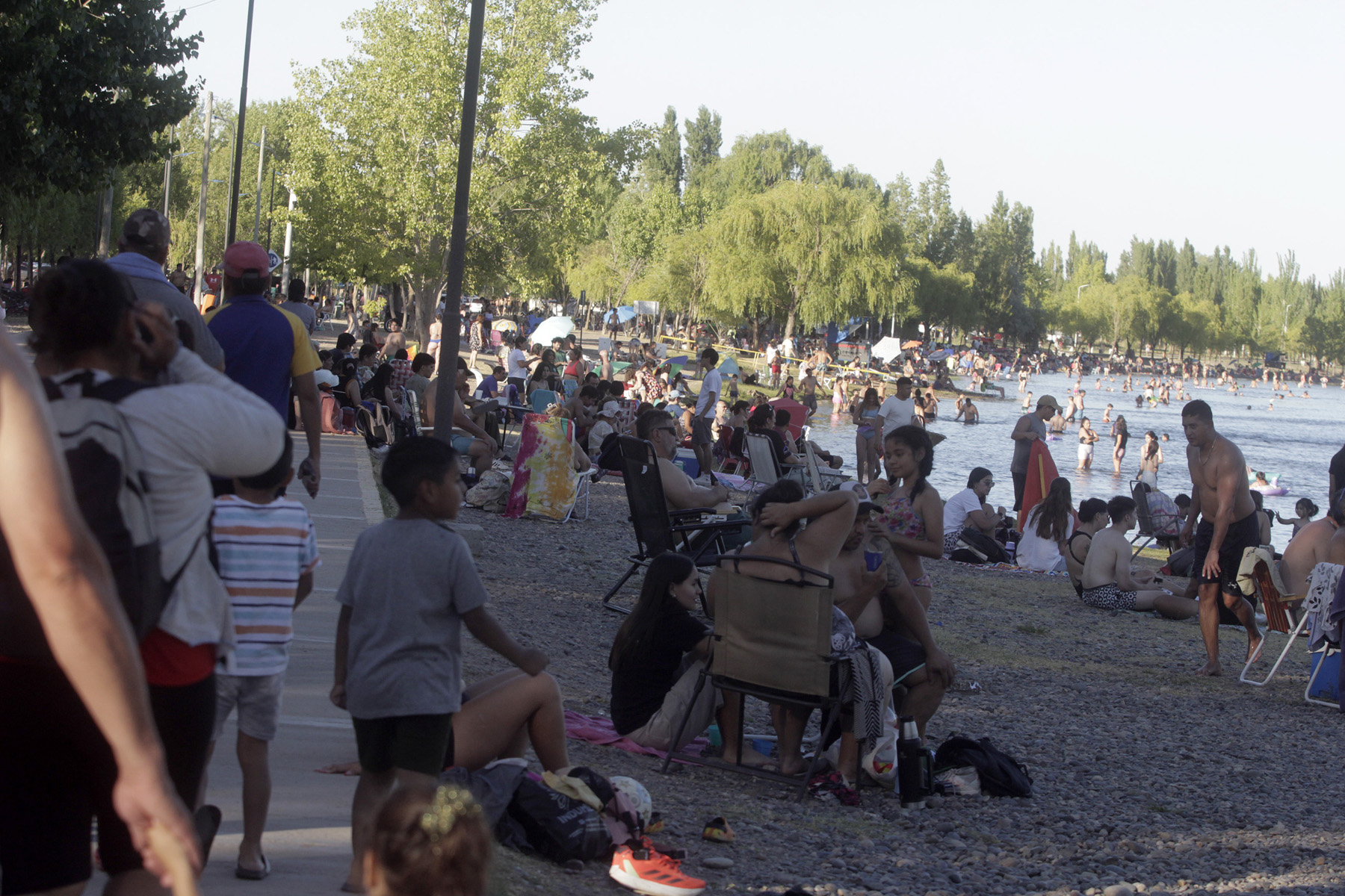 El balneario Sandra Canale de Neuquén repleto de gente por las altas temperaturas. Foto: Oscar Livera.