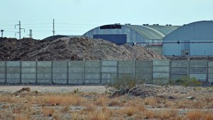 Comarsa empezó a retirar su montaña de lodos con petróleo de la meseta de Neuquén