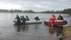 Buscan a Yessica en el río Limay: «Solo espero que mi niña esté viva, pero estoy preparada para todo»