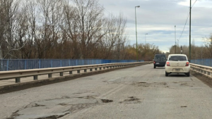 Anunciaron obras en un puente que une Neuquén y Río Negro: harán tareas de bacheo y mantenimiento