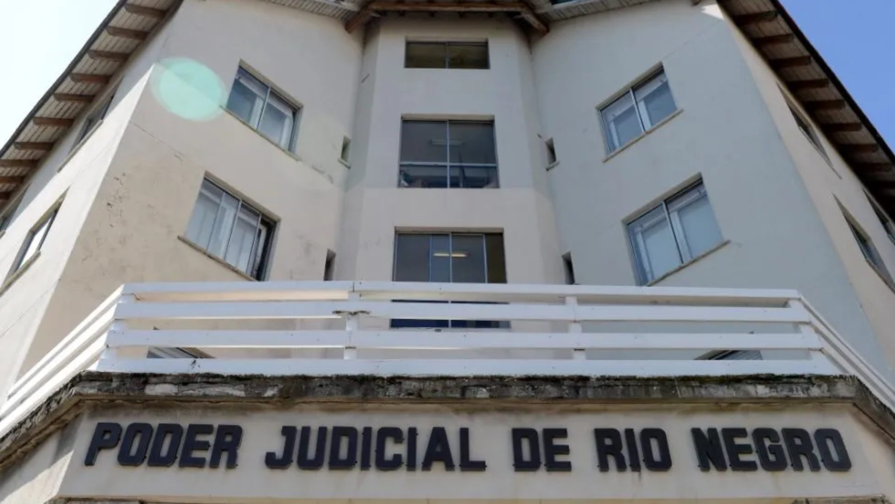 La Justicia en Bariloche reconoció la triple filiación de tres adolescentes: dos mamás y un papá en un caso único.  
