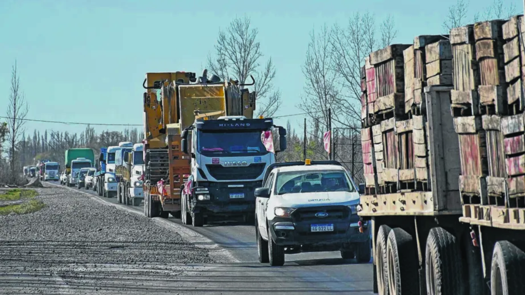 El pallet estaba en el medio de la calzada en Ruta 22, a la altura de Allen. Foto Archivo.