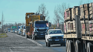 Un policía chocó su moto contra un pallet en el medio de la Ruta 22, en Allen: salvó su vida de milagro