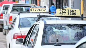 Trepó un paredón de tres metros y robó un taxi en Cipolletti: terminó imputado y con prisión preventiva