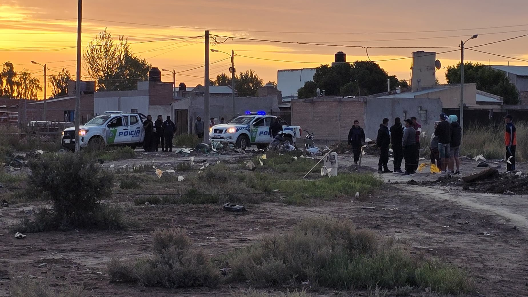 Policía en el terreno de calles 101 y 112, Viedma, durante el intento de usurpación.
