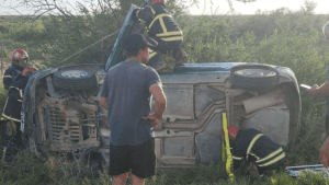 Un vuelco en la Ruta 1 complicó el ingreso a Viedma para quienes volvían de la playa