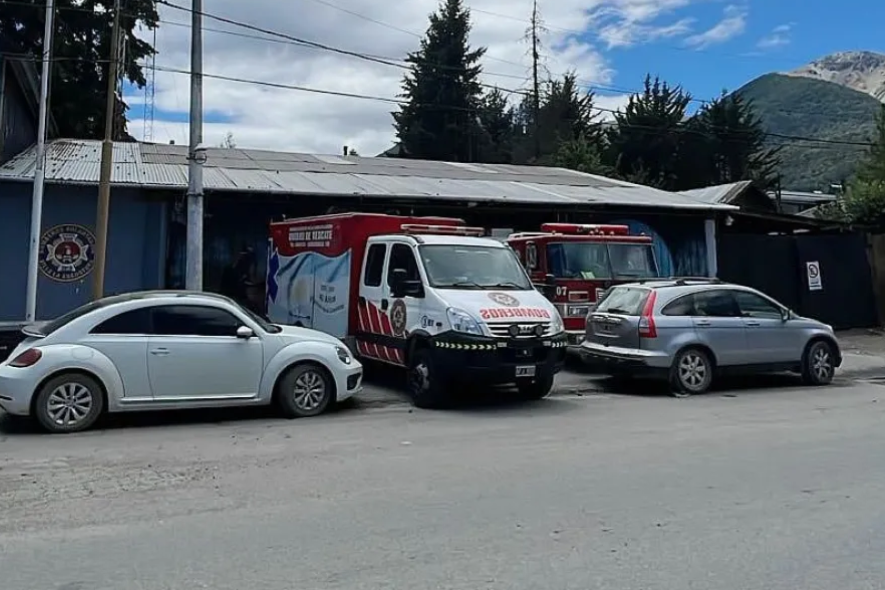 Dos vehículos fueron estacionados en plena zona prohibida. Foto: gentileza Diario Andino.