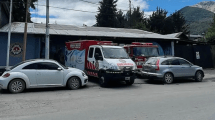 Imagen de Otra vez, mal estacionados en Villa La Angostura: bomberos quedaron bloqueados por una camioneta