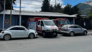 Otra vez, mal estacionados en Villa La Angostura: bomberos quedaron bloqueados por una camioneta