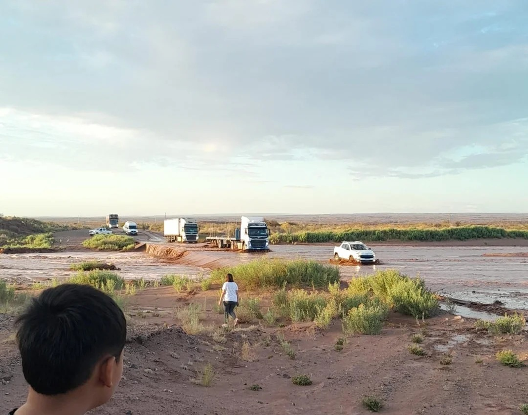 Tránsito complicado en Ruta 5 en Ricón de los Sauces, tras la lluvia. (Gentileza Municipalidad de Rincón de los Sauces).