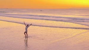 Las Grutas: fiesta gigante por la noche y un video muestra el hermoso primer amanecer del año