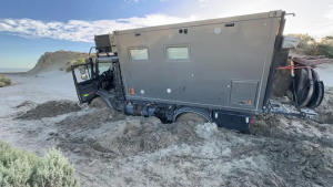 Video | Motorhome atascado en una playa de Chubut: cuatro turistas alemanes esperan por el operativo de rescate