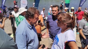 Cara a cara de Weretilneck e Inostroza de Unter en el inicio de la Regata del Río Negro