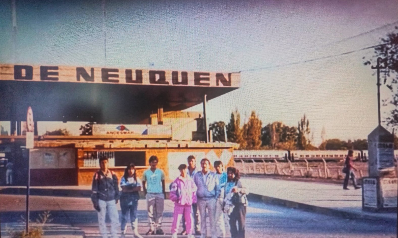 Como en la memoria de tantos: una postal de familia en la Vieja Terminal de Neuquén, en los '90. Detrás, el paso del tren. Foto: Miguel Huento, Grupo Neuquén en el Ayer | Facebook.