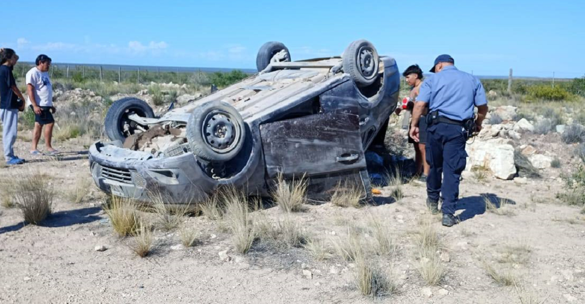 Vuelco sobre Ruta 3, cerca de Sierra Grande. Foto: gentileza.