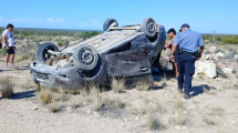 Imagen de Una familia de Neuquén fue hospitalizada tras un vuelco sobre Ruta 3, cerca de Sierra Grande