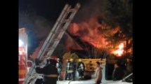 Imagen de Una cabaña envuelta en llamas en San Martín de los Andes movilizó a 35 bomberos en Año Nuevo