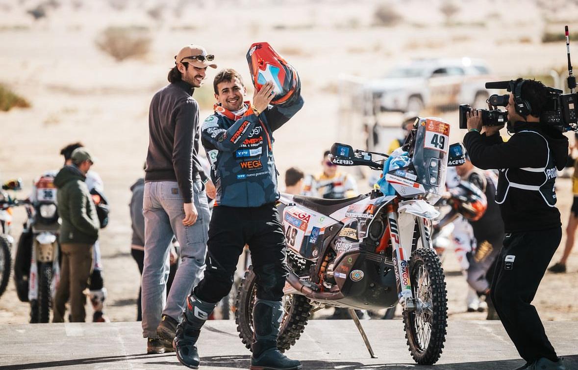 Santiago buscará meterse entre los mejores 25 por los caminos de Arabia Saudita, donde cumple con experiencia Dakar. 