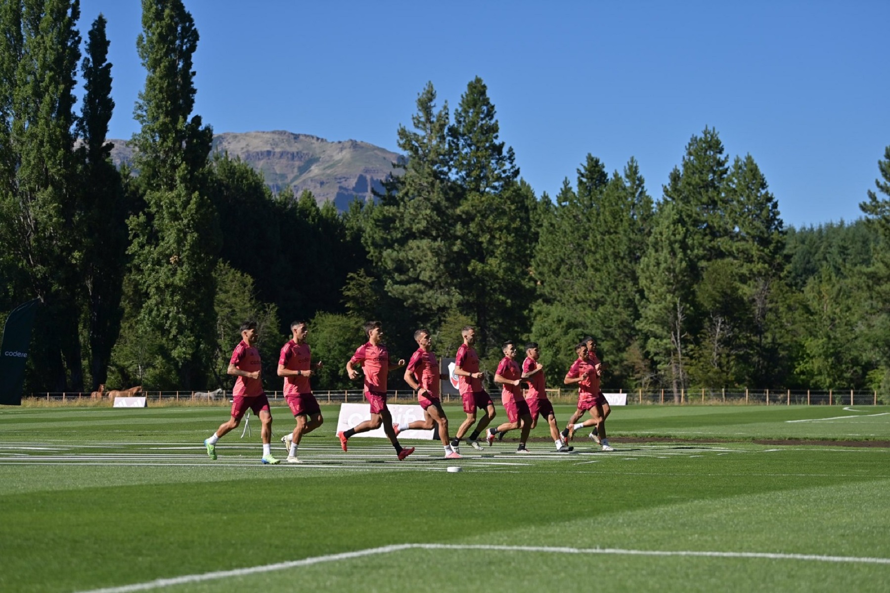 River se entrenó doble turno en San Martín de los Andes. Fotos: Prensa River.