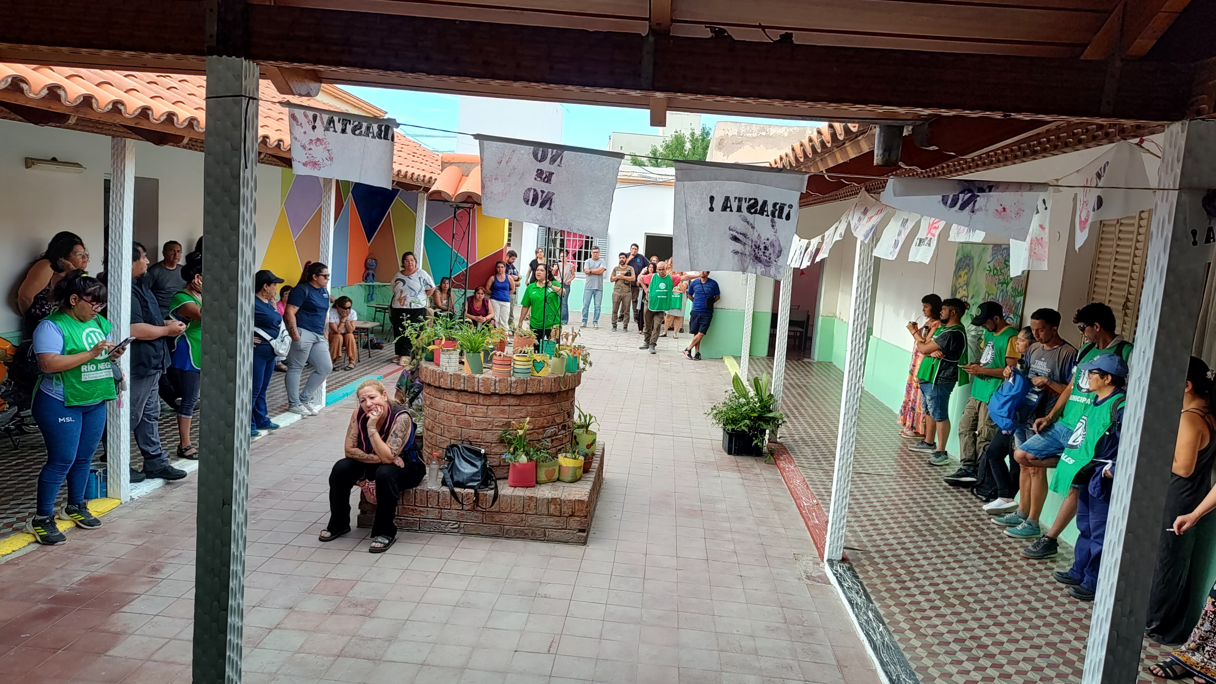 ATE en Roca se concentró en la sede de Senaf para analizar la situación del organismo y reclamar por despidos. Foto: Gentileza 