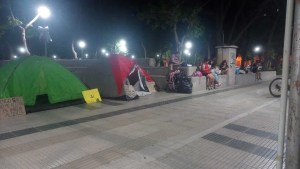 Acampan porque no tienen alquiler en Plottier: 14 familias se instalaron frente al Municipio por los altos precios