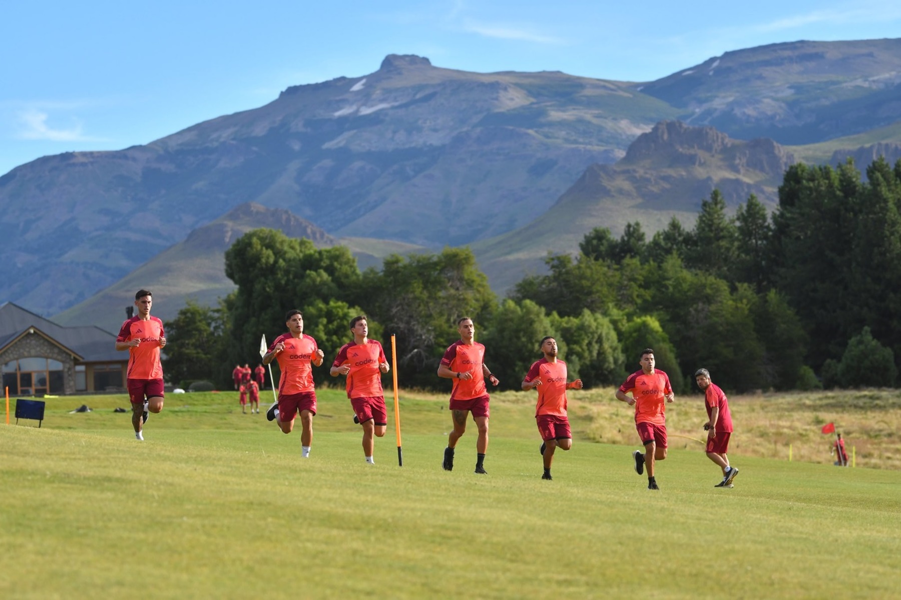 El plantel se River se sometió a un exigente examen en San Martín de los Andes. Foto: Prensa River.