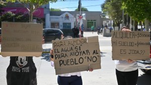 Acampan porque no tienen alquiler en Plottier: el municipio pidió que desalojen pero las 14 familias no se irán