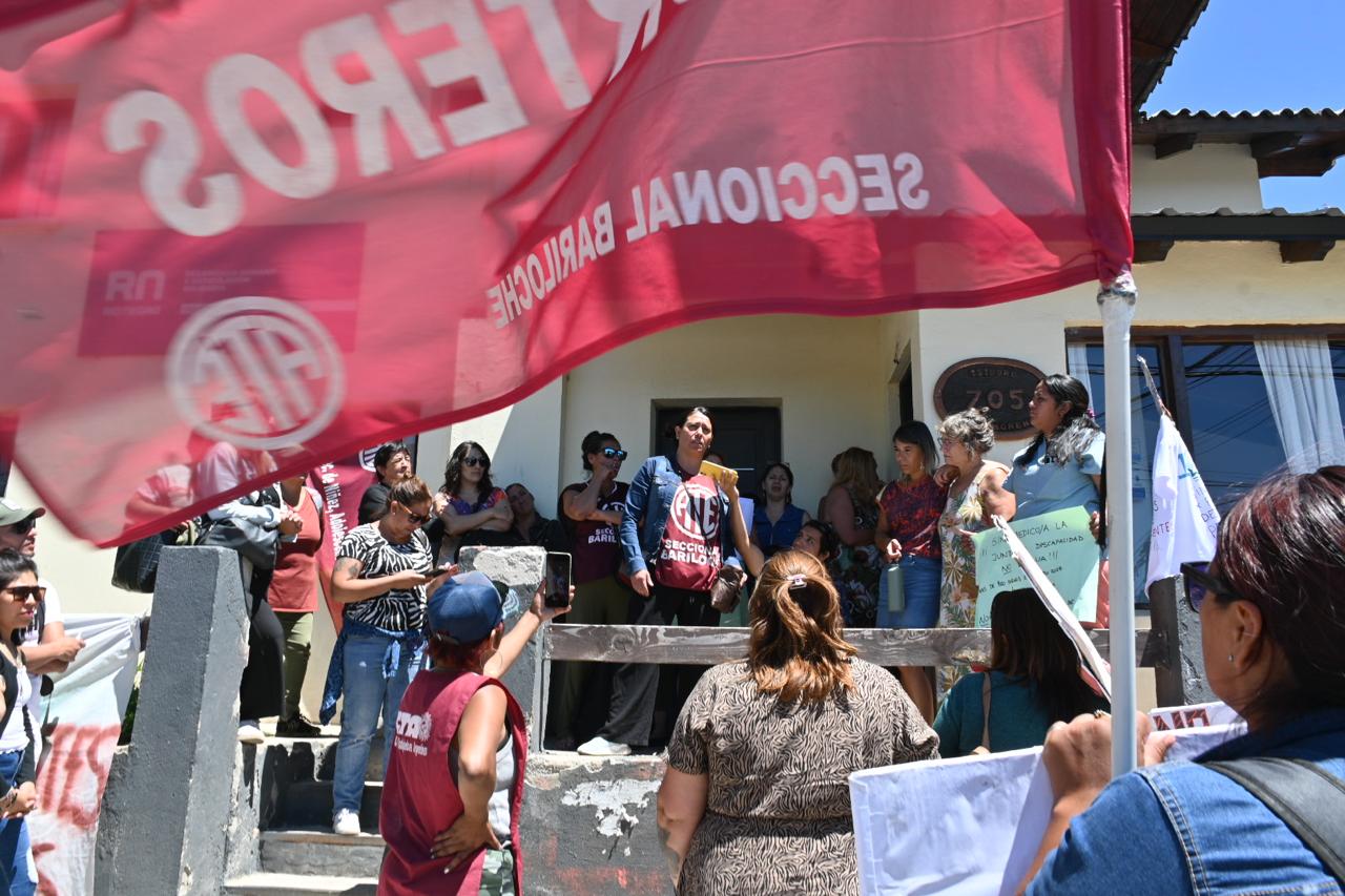 En Bariloche ATE sigue con reclamos. Este martes el gremio insistió en la reincorporación en Senaf y Desarrollo Humano. Foto: Chino Leiva