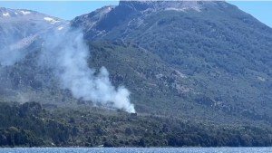 Combaten con brigadistas y aeronaves un incendio en el parque Lanín, al sur del lago Meliquina