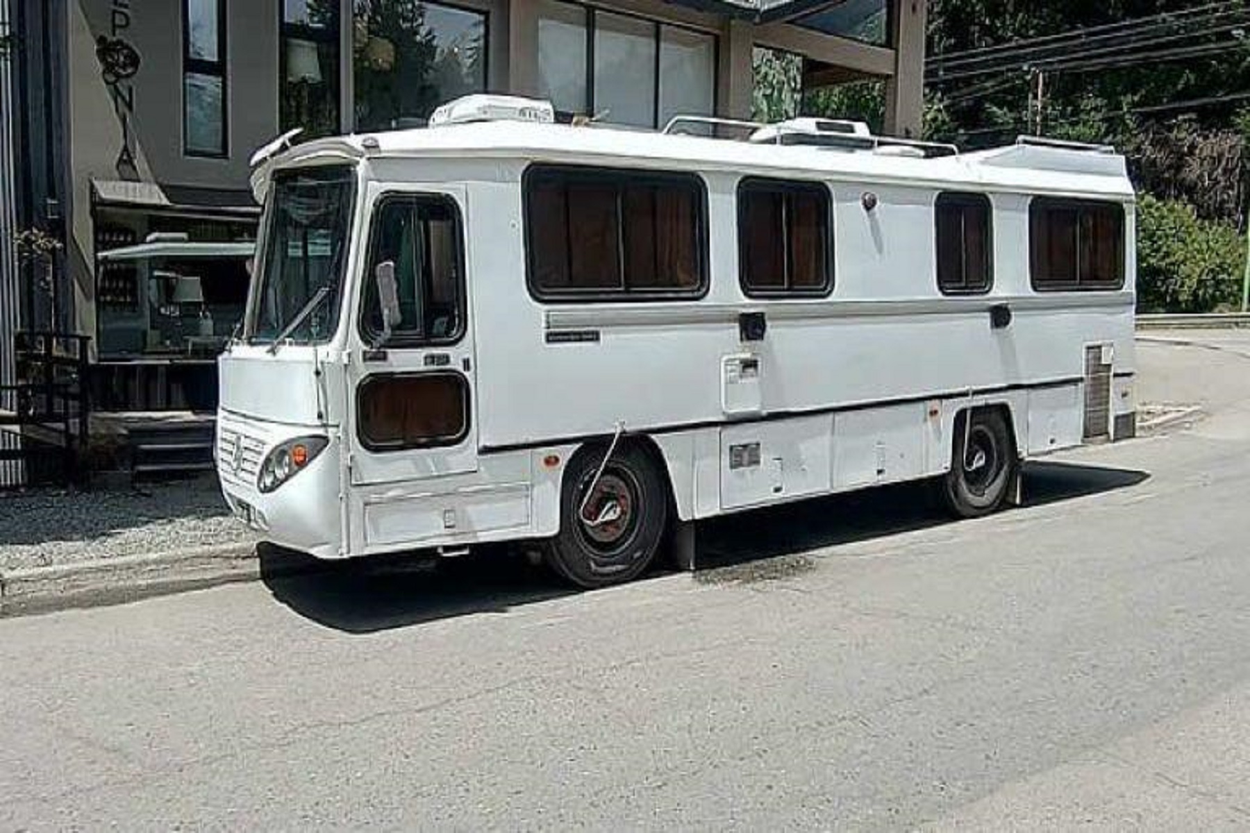 Un motorhome vertió líquidos en la vía pública. Foto: gentileza Diario Andino.