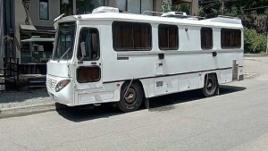 Preocupación en Villa La Angostura: un motorhome vertió líquidos en plena calle